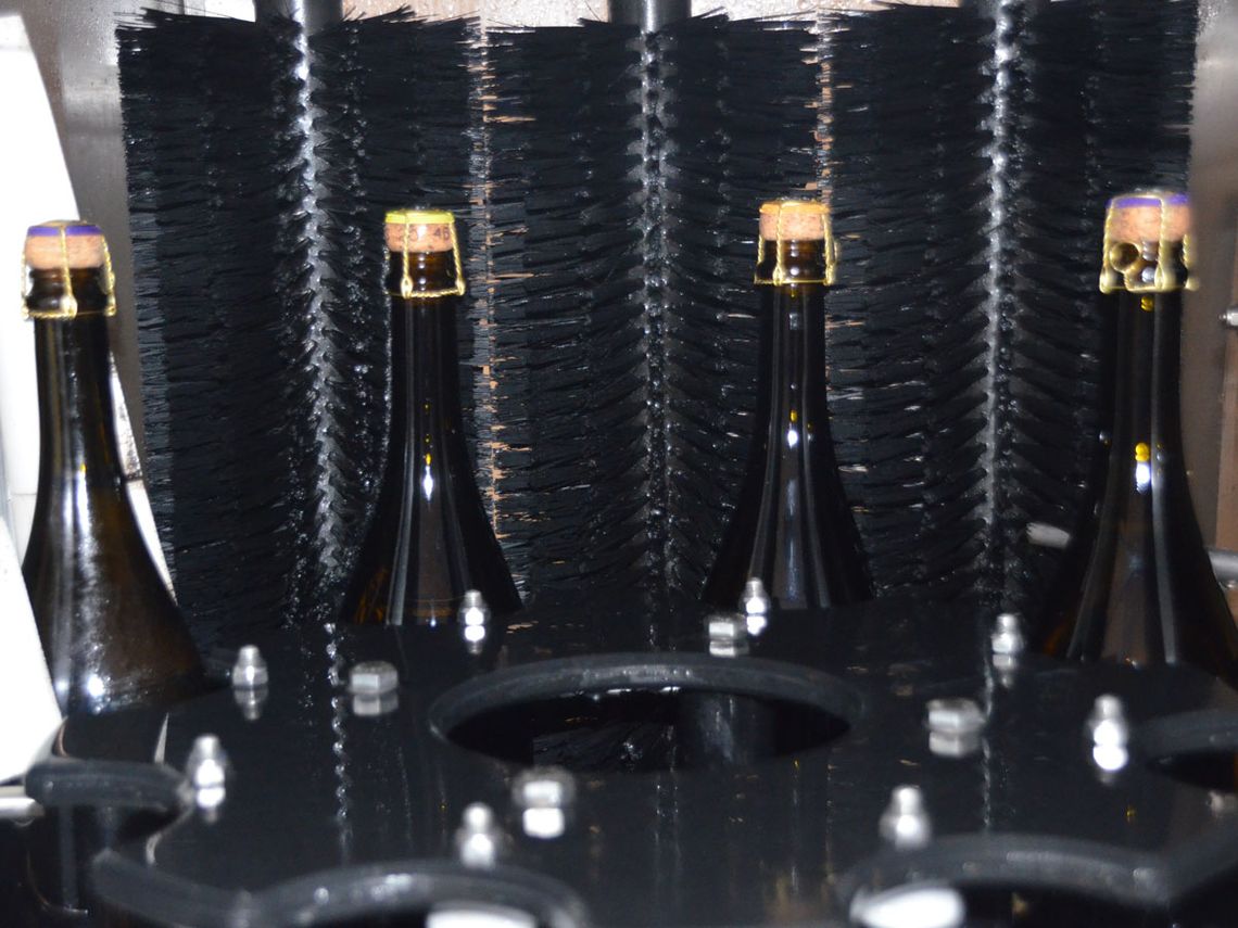 Champagne Guy Brunot - Innenleben der Maschine zum waschen und trocknen der Flaschen. Foto: Champagne Guy Brunot