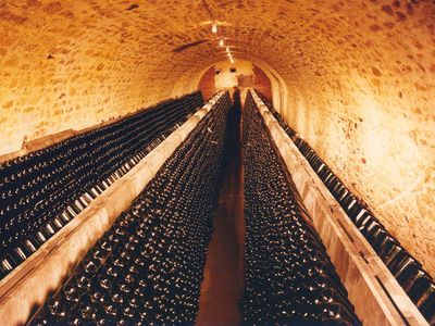 Champagne De Saint Gall - Keller mit Rüttelpulten