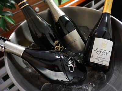 Champagne ESTERLIN Cuvée ‚Cléo‘, links, in einer formschönen Flasche. Foto: Champagner Club