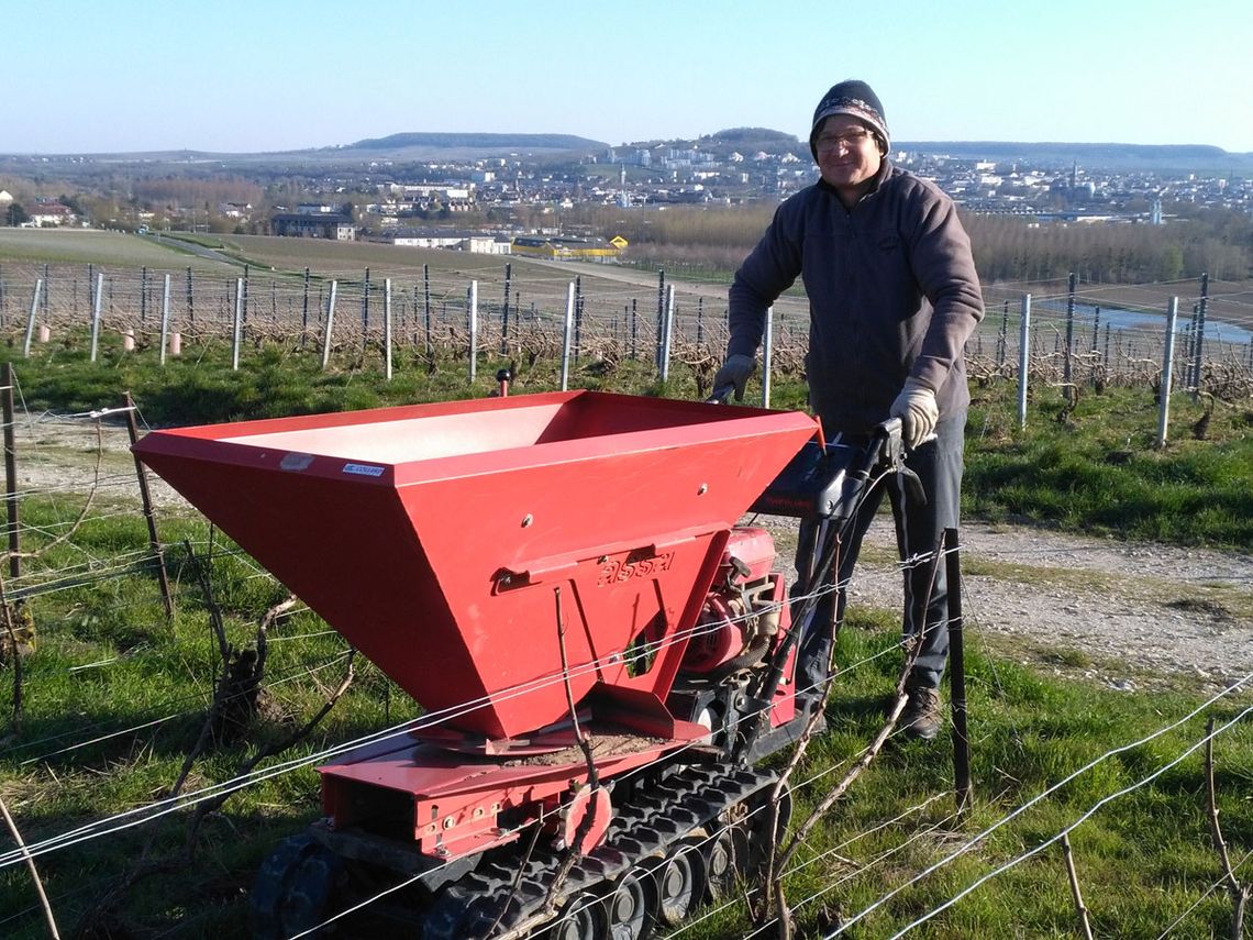 Champagne G. Brunot - Ausbringen des Düngers. Foto: Champagne G. Brunot