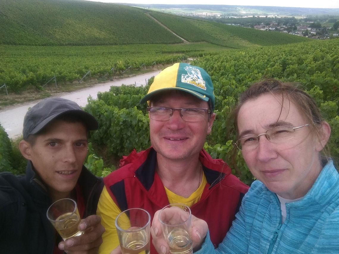 Champagne Guy Brunot - Gemeinsames Anstoßen auf das Ende der Pallisage. Foto: Champagne Guy Brunot