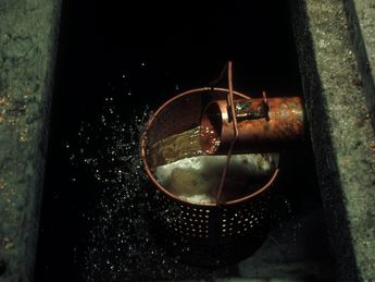 Der Saft fließt aus der Presse der "Goulotte". Quelle: Comité Champagne / Foto: HUYGHENS DANRIGAL CLAUDE ET FRANCOISE