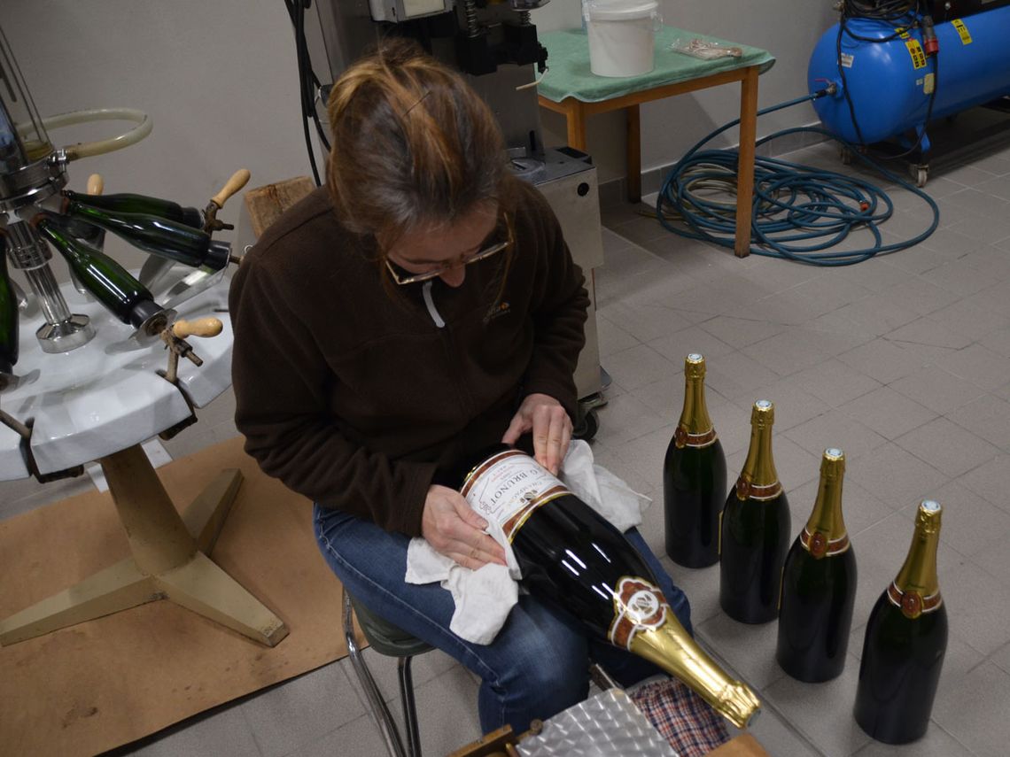 Champagne Guy Brunot - Händische Etikettierung von Jeroboams. Foto: Champagne Guy Brunot