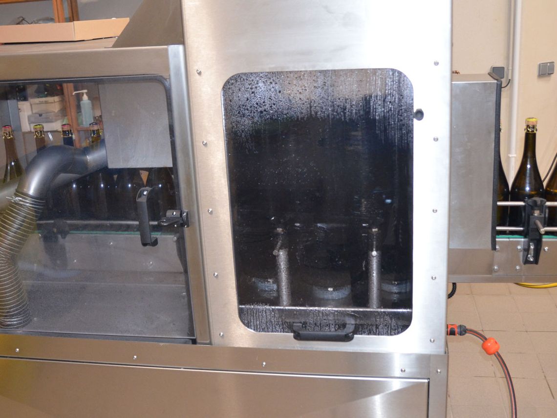 Champagne Guy Brunot - Maschine zum waschen und trocknen der Flaschen. Foto: Champagne Guy Brunot
