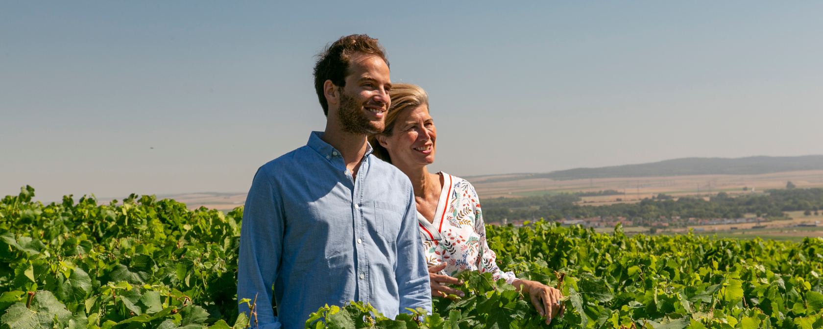 Virginie Taittinger und Sohn Ferdinand Pougatch im Weinberg in Sillery. Foto: Champagne Virginie T.